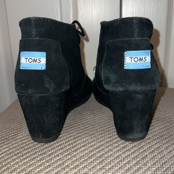 TOMS black wedges. Size 8 - Picture 3 of 6